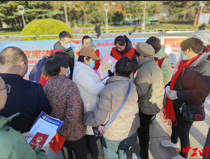 濮陽市總工會(huì)憲法日普法 讓法律走到職工身邊，走進(jìn)群眾心里