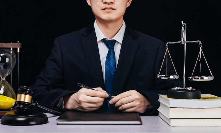桌子上的法官錘和法律咨詢?nèi)宋飯D片